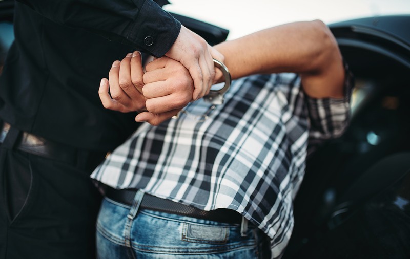 Un tânăr din București, acuzații grave la adresa unor polițiști: „Am fost lovit cu bastoanele, pumnii și picioarele pentru că i-am întrebat de mască”