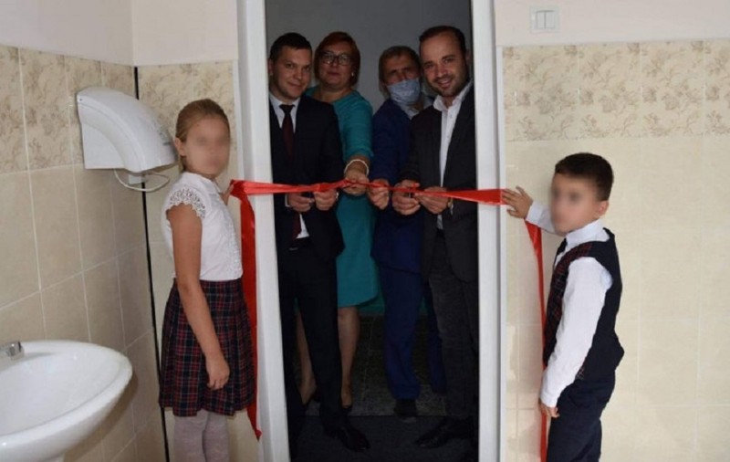 Toaleta unei școli din Republica Moldova a fost inaugurată cu tăiere de panglică
