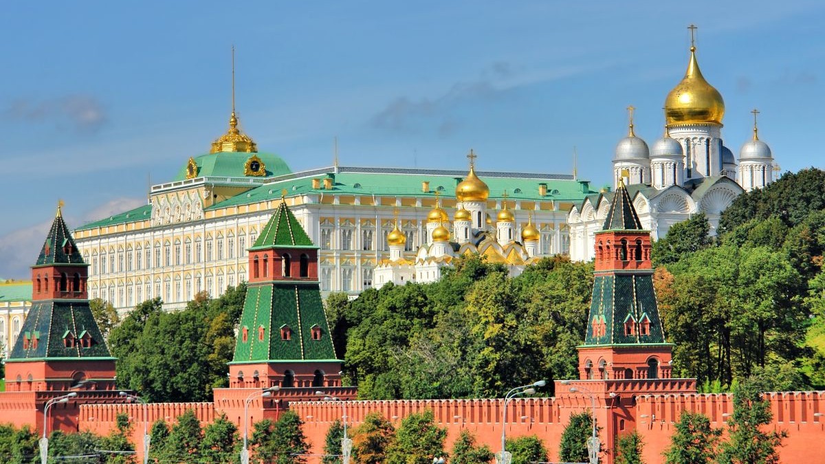 Zidurile defensive ale cetății Kremlinului din Moscova și bisericile de deasupra zidurilor din Rusia