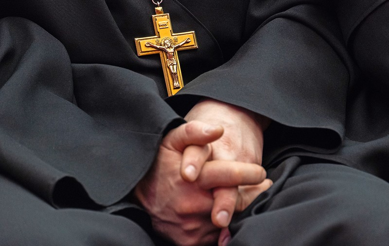 Un preot din Videle a fost prins în flagrant, în timp ce întreținea relații intime cu un minor