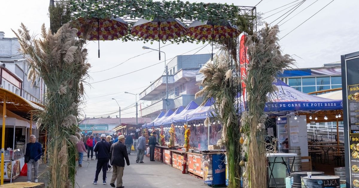 Mai multe standuri îi atrag pe gălățeni în timpul Târgului de Toamnă din Piața Centrală a orașului, 26 septembrie 2025