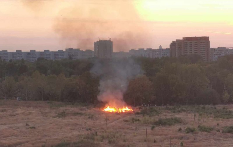 Zona retrocedată a Parcului IOR este în flăcări. Pompierii nu au ajuns la fața locului după multiple apeluri la 112: „Vin cam greu”