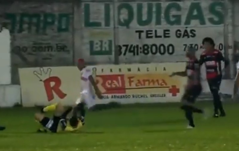 Un fotbalist brazilian a fost arestat pe teren, după ce a bătut crunt un arbitru
