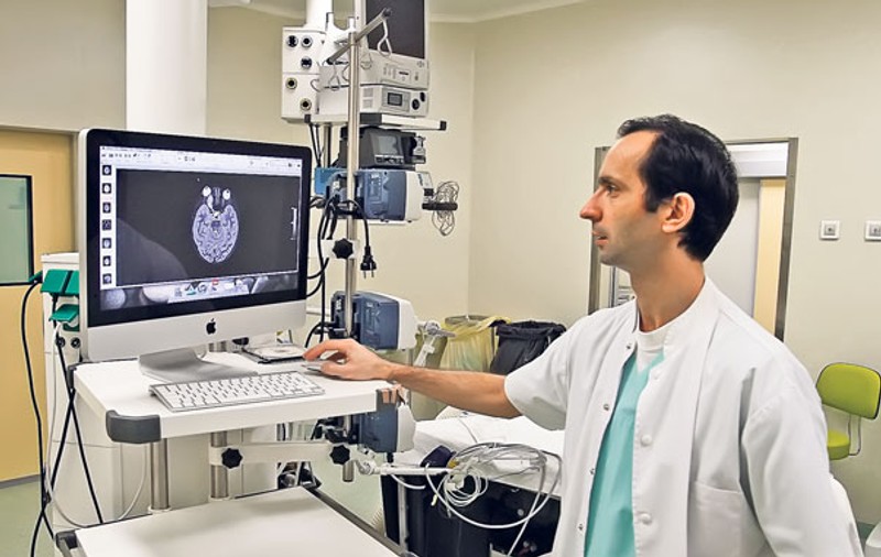 Doi neurochirurgi de la Spitalul Marie Curie din Capitală fac minuni pentru copiii aparent fără scăpare