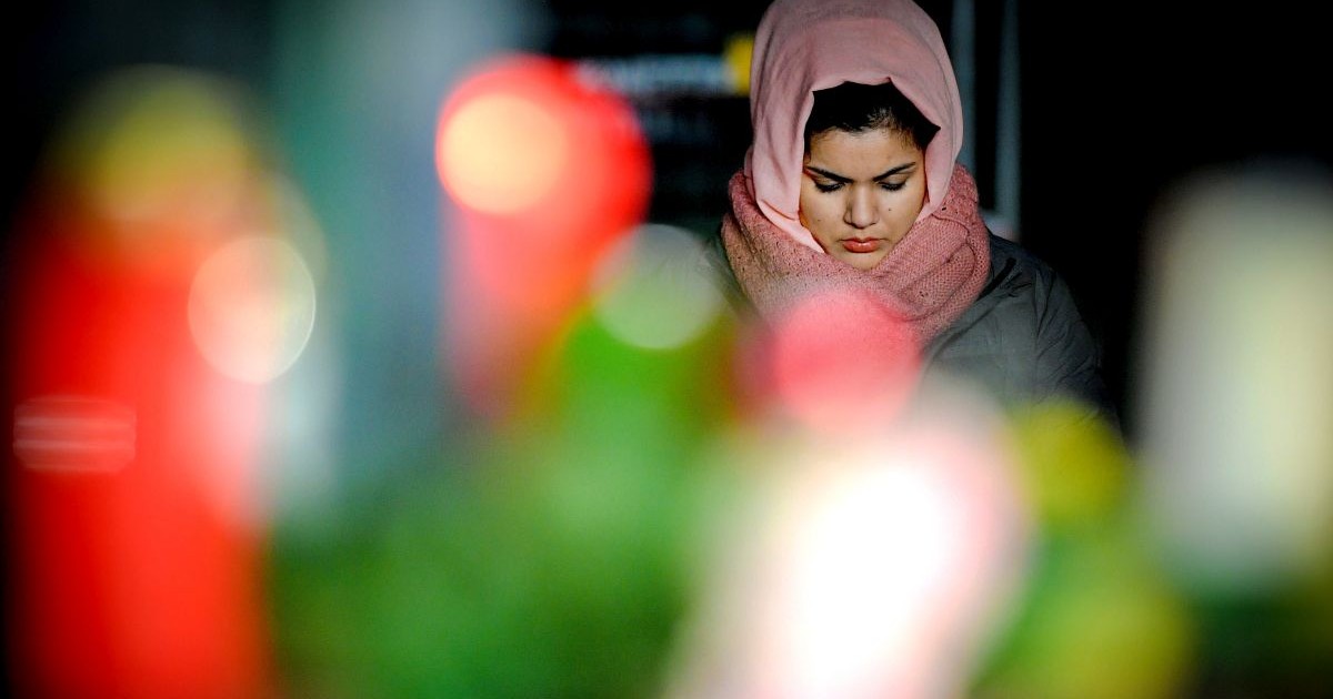 O femeie depune flori la un memorial din Hanau, dedicat victimelor atacului extremist de miercuri FOTO: EPA