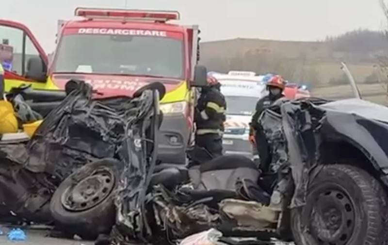 Cinci bărbați au murit într-un accident la Sânpaul, în Cluj. Mașina în care se aflau a fost făcută praf, strivită între două TIR-uri