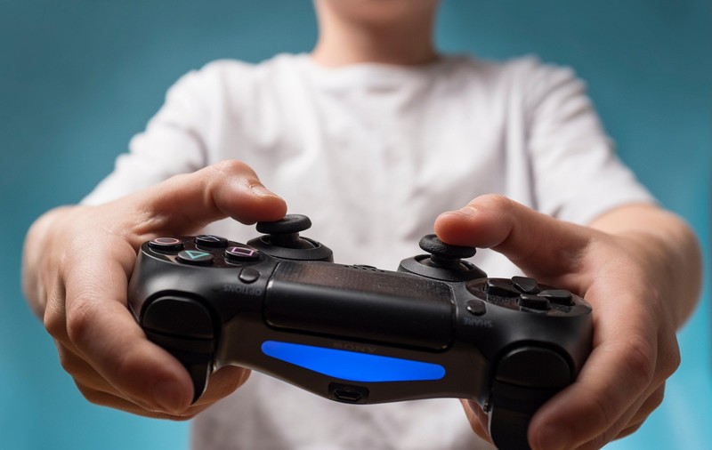 Un băiețel de 12 ani care se juca Playstation la miezul nopții a salvat 7 oameni, după o explozie, inclusiv pe tatăl lui, care e surd