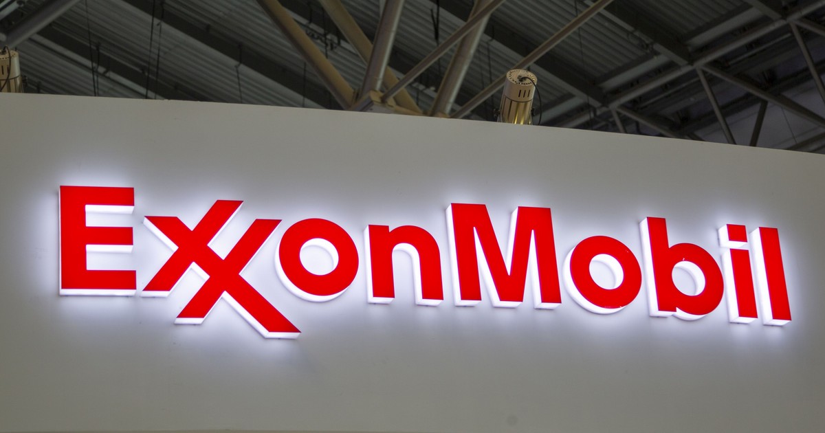 ExxonMobil și Chevron au discutat o posibilă fuziune anul trecut, după colapsul prețului petrolului. Ambele au trecut prin România. Sigla ExxonMobil