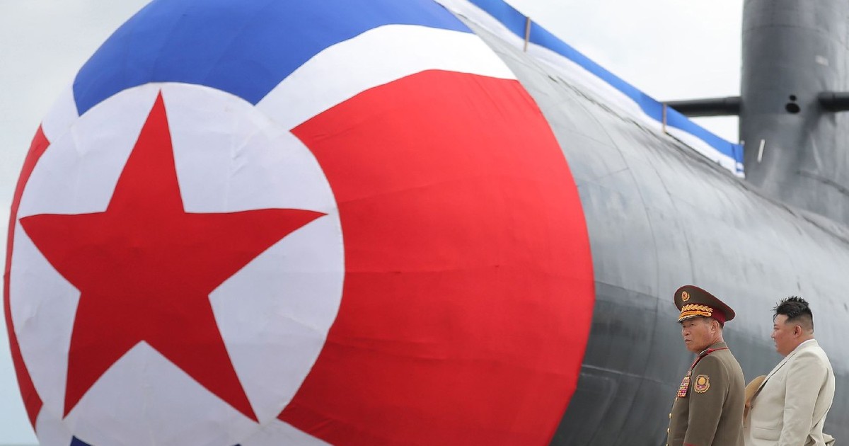 Fotografie realizată pe 06 septembrie 2023 și publicată de agenția de știri oficială a Coreei de Nord (KCNA) pe 08 septembrie 2023, îl înfățișează pe liderul suprem al Coreei de Nord, Kim Jong Un, participând la lansarea unui submarin nuclear tactic de atac nou construit.