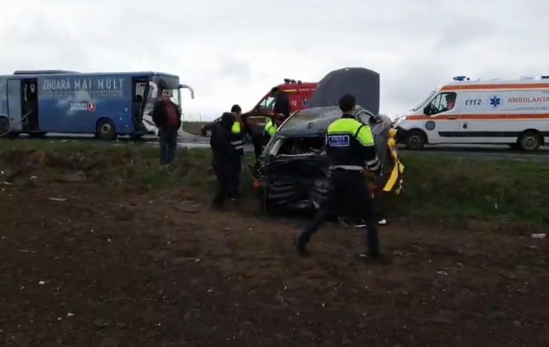Accident între un autobuz și un autoturism în fața aeroportului din Constanța. Patru persoane au fost rănite | VIDEO