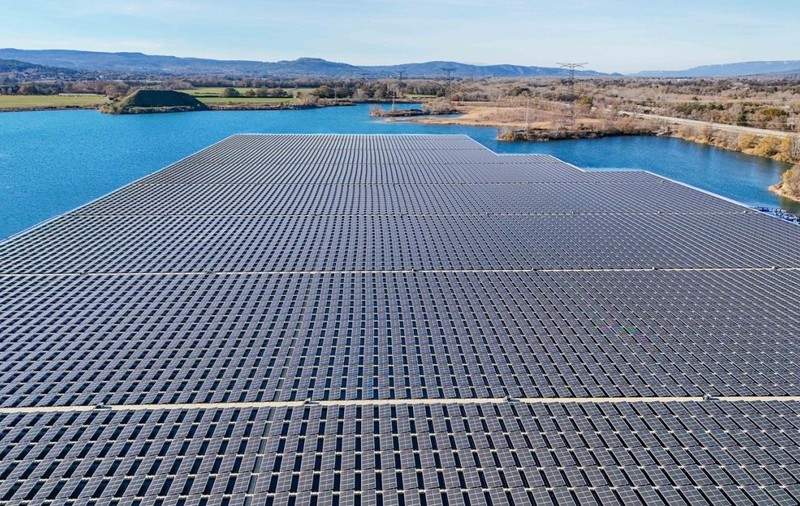 „Nufărul”, primul parc fotovoltaic plutitor al Hidroelectrica, urmează să primească autorizația de la ANRE