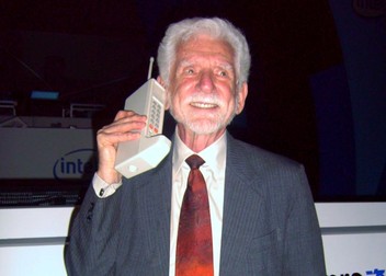 Inginerul Martin Cooper, de la Motorola, cu primul telefon mobil din lume,&nbsp;scos pe piață&nbsp;în 1983