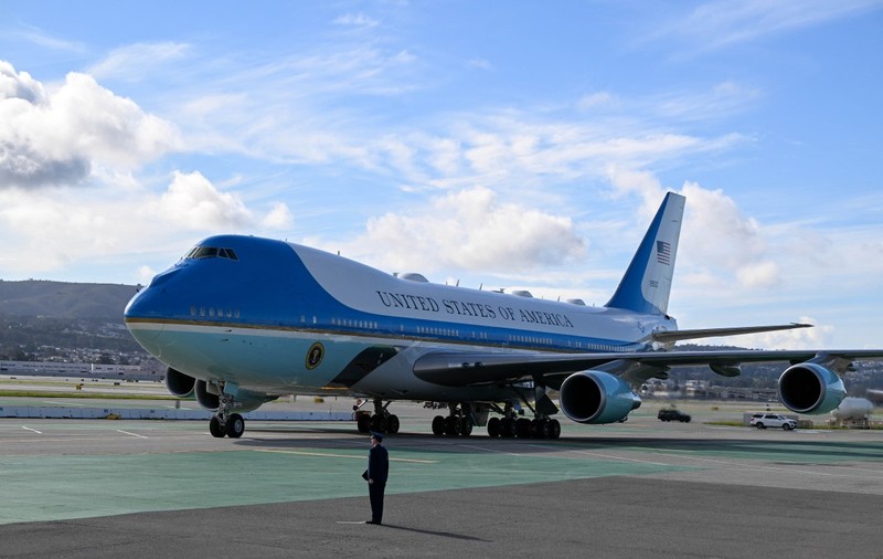 Jurnaliștii care au mers în avion alături de Joe Biden, acuzați că au furat obiecte din Air Force One. „Ar trebui să iei paharul ăla”