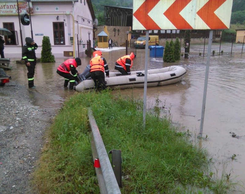 Dezastru în țară din cauza furtunilor! Zeci de oameni evacuați din calea apelor