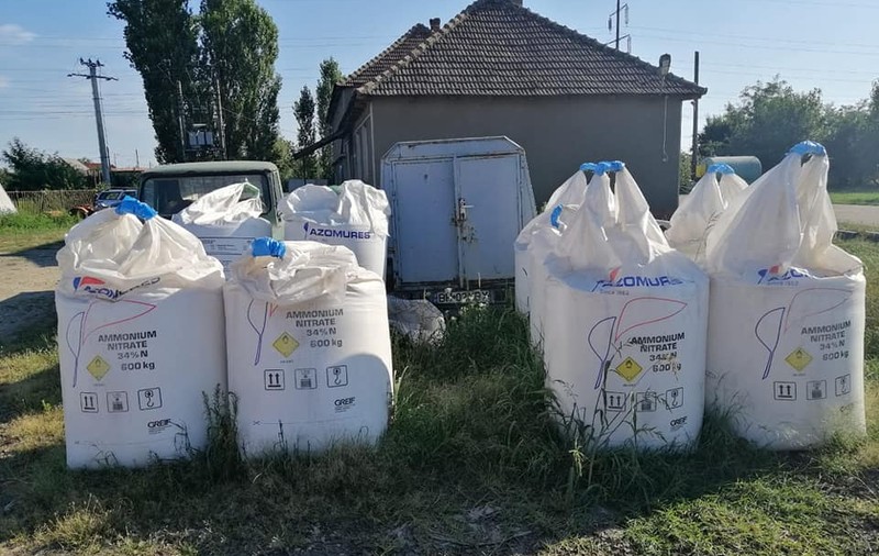 Peste 4 tone de azotat de amoniu descoperite în județul Bihor, „depozitate” direct pe iarbă, în curtea unei ferme agricole