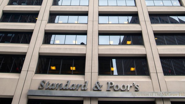 România așteaptă cu nerăbdare anunțul agenției Standard & Poor’s (S&P), care va decide vineri, 2 octombrie, după închiderea piețelor, dacă ratingul suveran al țării va rămâne la nivelul BBB-