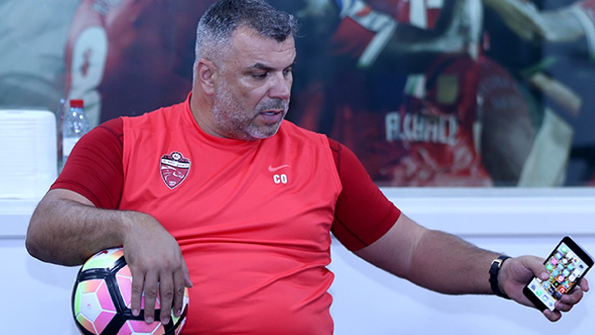 Cosmin Olăroiu are probleme în Emirate. Antrenorul român a fost suspendat două etape și amendat cu 4.000 de euro
