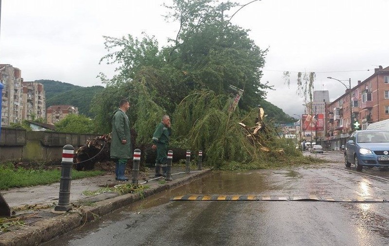 Urgie la Reşiţa! O furtună cu grindină a făcut ravagii în oraş | FOTO