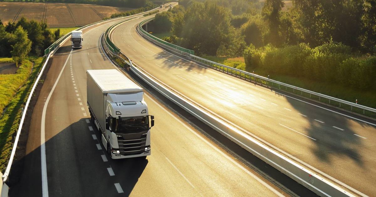 Tir pe autostrada la apus