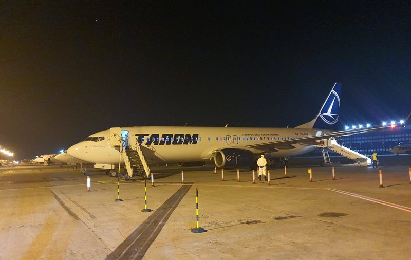 122 de români aduși din Italia cu o cursă umanitară TAROM. 23 de italieni blocați la Brăila s-au întors acasă