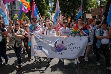 Leo și Angelica, în centru, la marșul Pride din Chișinău, pe 19 iunie 2022. Foto: Vlad Chirea / Libertatea