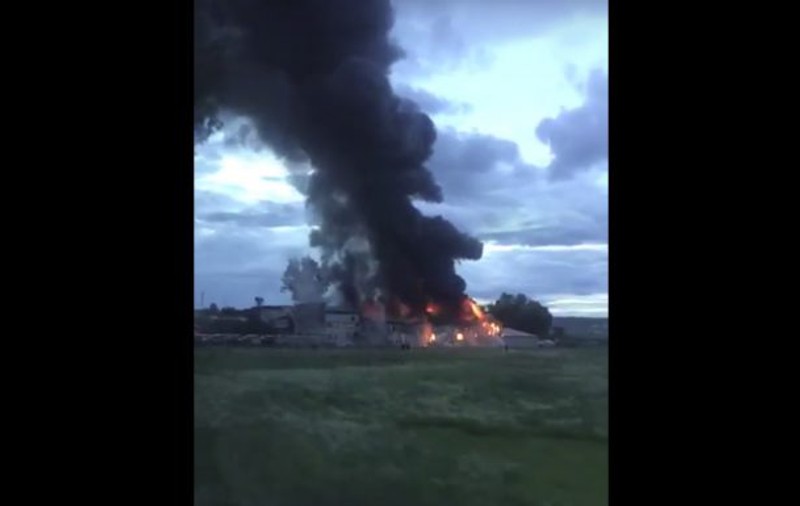 Incendiu puternic la un service auto din Păulești, județul Prahova. Opt mașini s-au făcut scrum / VIDEO