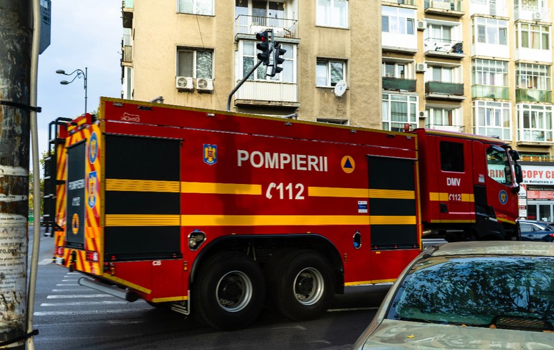 Explozie urmată de incendiu într-un bloc din Timișoara: 60 de persoane evacuate, un bărbat cu arsuri grave