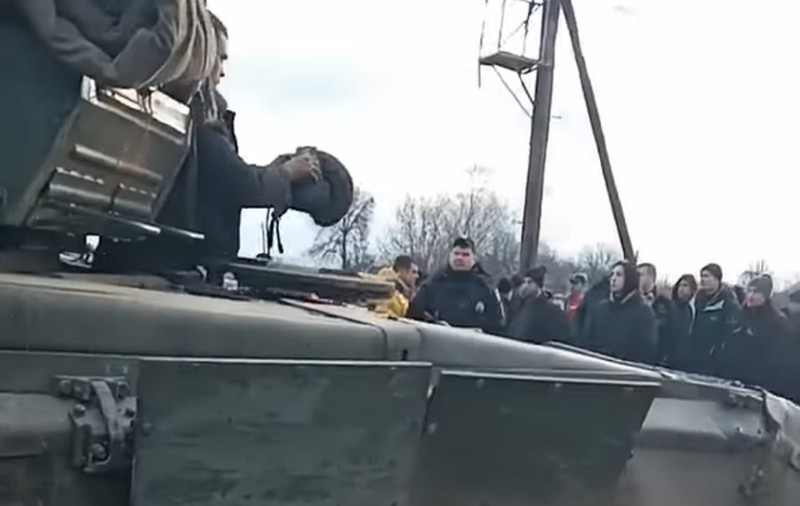VIDEO | Coloană de tancuri rusești oprită din înaintare de zeci de locuitori în Cernihiv, nordul Ucrainei
