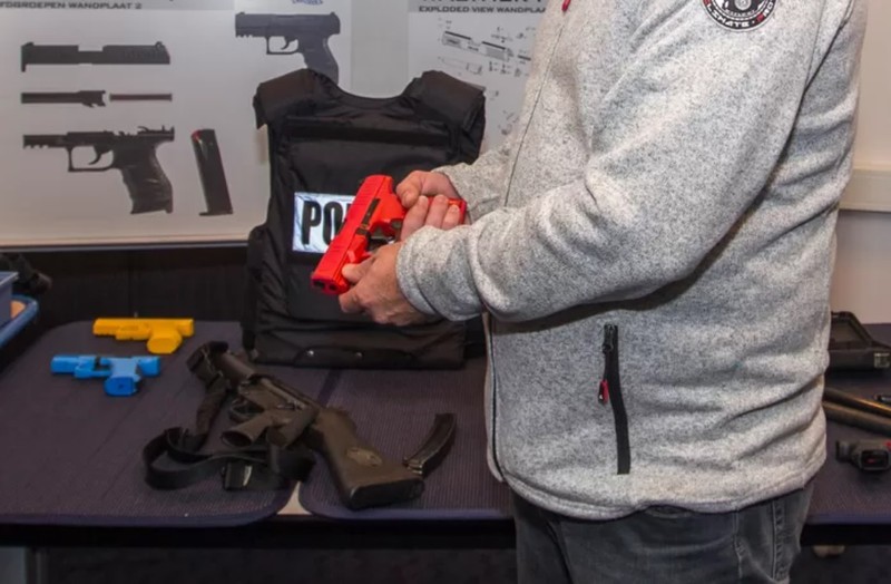 Arme de antrenament și arme de foc dezmembrate, pierdute de un polițist. Foto: Johan vd Heijden