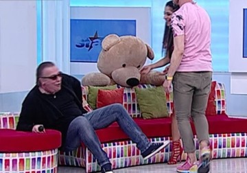 Gabriel Cotabiță, la un pas să cadă de pe canapea, în platoul unei emisiuni. Artistul s-a dezechilibrat
