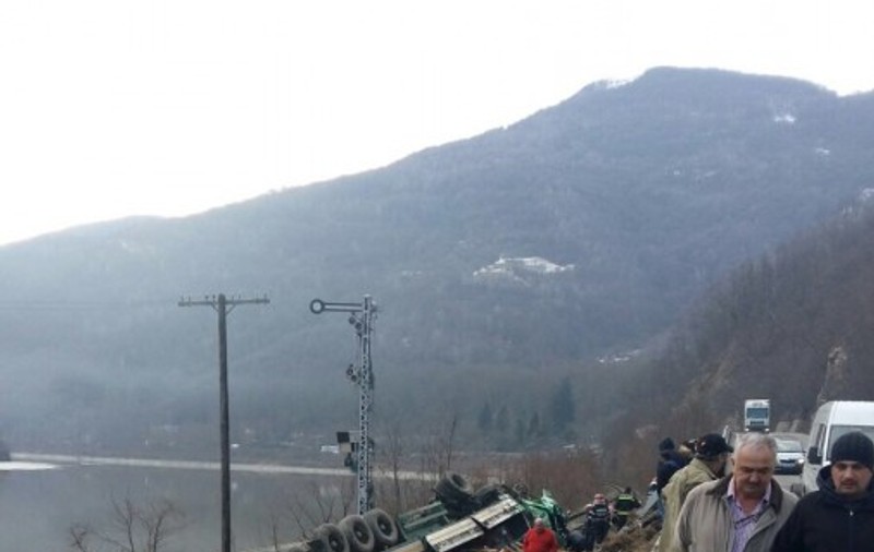 Accident pe Valea Oltului. Un camion s-a răsturnat pe calea ferată