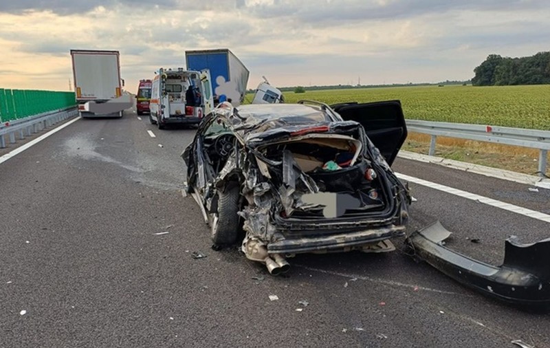 Accident grav între un TIR și o mașină pe Drumul Expres Craiova-Pitești. Printre victime se află o femeie gravidă și un minor