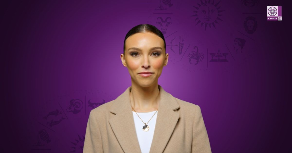 Maria, avatarul creat de Libertatea cu Inteligența Artificială, îmbrăcată cu o bluză albă și un sacou crem, iar la gât poartă un lănțișor auriu, pe fundal mov
