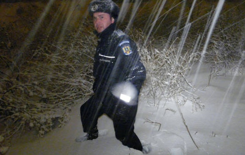 TEROAREA ALBĂ face PRĂPĂD! Jandarmi pompierii şi poliţiştii ajută la deszăpezirea caselor în judeţele Buzău, Vrancea şi Brăila