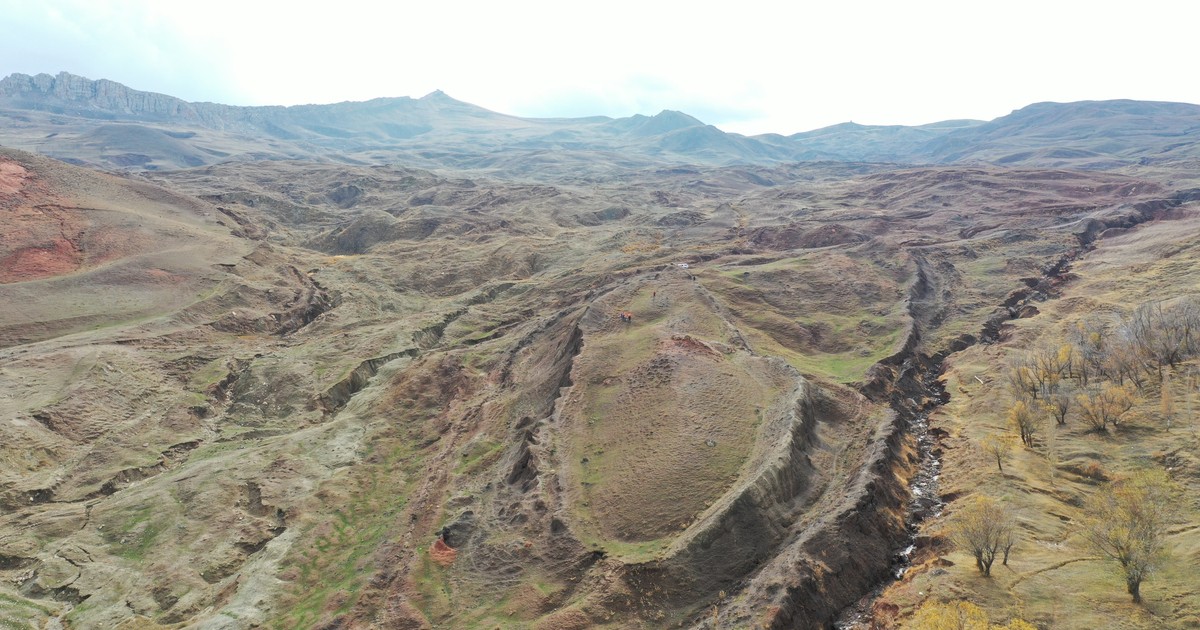 Un munte în formă de barcă, situat la două mile de granița dintre Turcia și Iran Sursă: Noah's Ark Scans