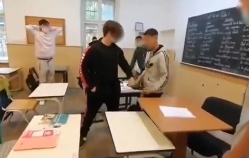Elev din Arad, bătut de mai mulți colegi în clasă. Polițiștii au deschis o anchetă