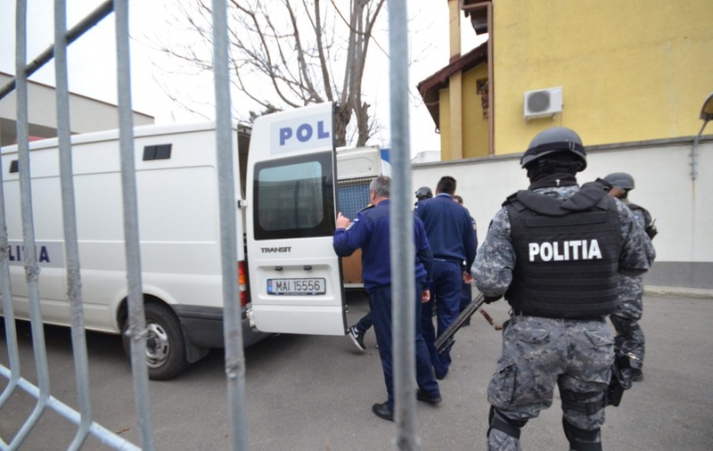O limuzină a fost distrusă la Galați cu pietre și doi oameni răniți, în urma unui război între două familii