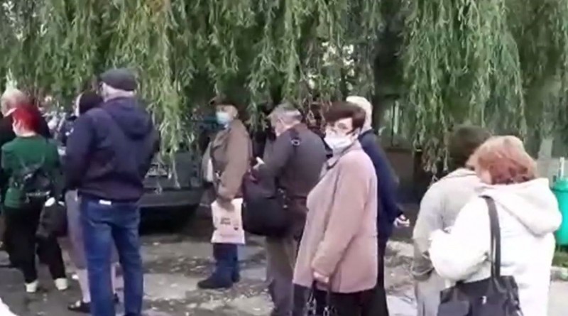 Oameni stau la coadă și la Spitalul de Oncologie din Cluj- Napoca