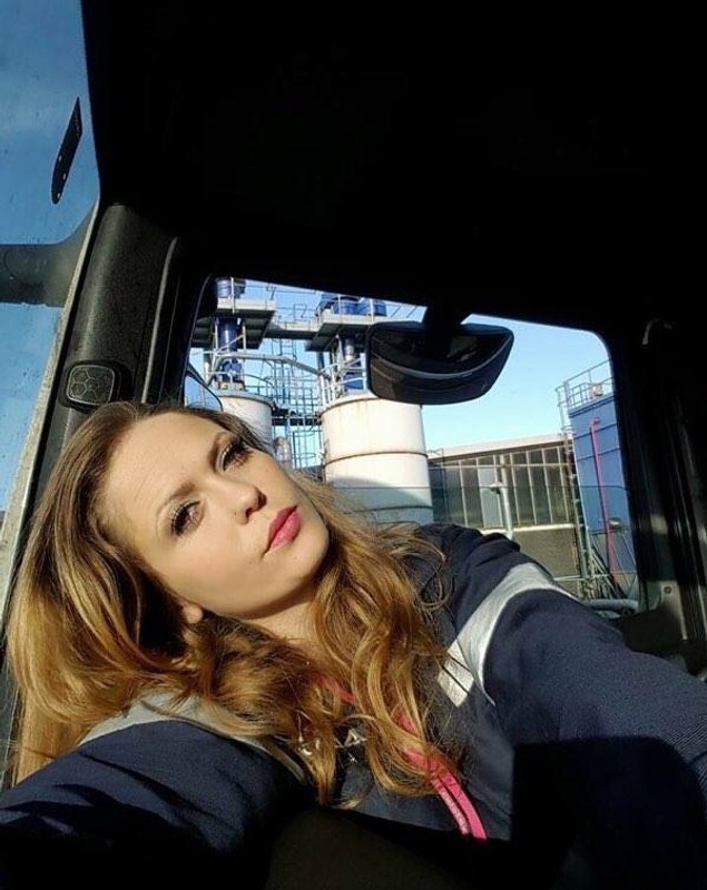 Cea mai tare din parcare! O blondă sexy străbate Europa la volanul unui TIR de 40 de tone încărcat cu... substanțe periculoase!