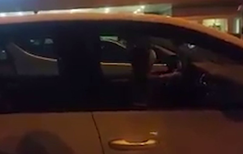 O femeie din Constanța și-a lăsat fetițele singure în mașină, cu cheile în contact. Una dintre ele a pornit motorul | VIDEO