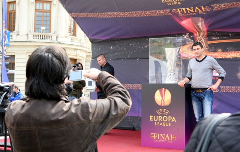 De Paşte, bucureştenii se pozează cu trofeul Europa League