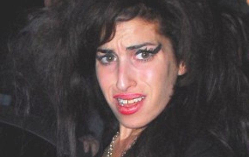 Amy Winehouse, prinsă de tati în pat cu... fostul soţ!
