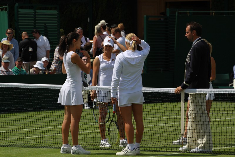 Raluca Olaru (stânga, cu spatele) şi Monica Niculescu (cu faţa) se luptă între ele pentru accederea în turul II FOTO: Marian Burlacu (Londra)