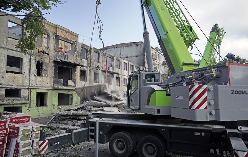 „Vrem să trăim lângă mare”. Rușii cumpără locuințe în Mariupolul ocupat și distrus. Cât costă o astfel de proprietate