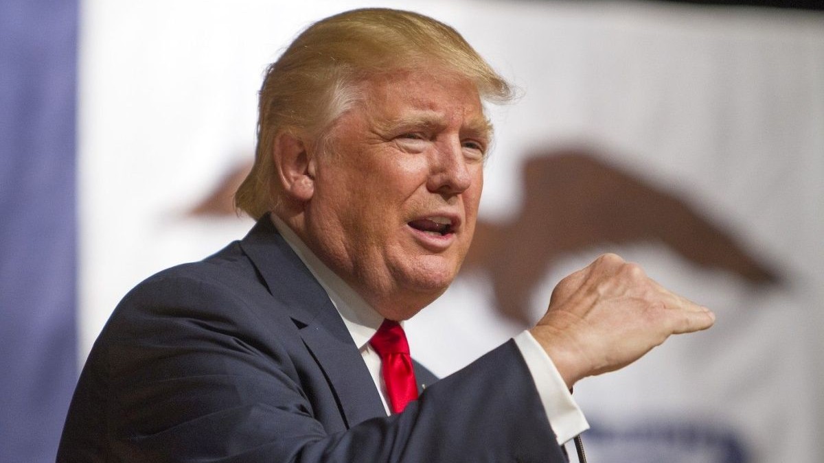 Donald Trump, pe vremea când era candidatul republican la președinția SUA, participă la un miting de campanie la Memorial Auditorium din Burlington, Iowa, și arată cu mâna, ca și cum pune o limită, 21 octombrie 2015.