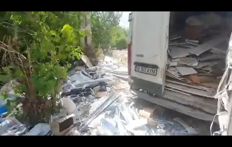Dubă confiscată de poliția din sectorul 1 al Capitalei, înainte de a arunca deșeuri în zona Giulești-Sârbi