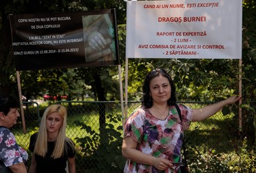 Roxana Burnei, fosta noră a lui Burnei, venită și ea la protest