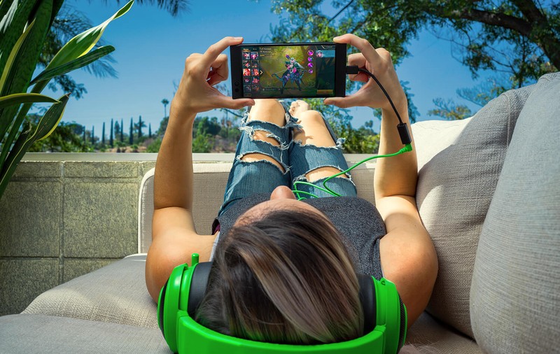 Razer lansează Razer Phone, primul său smartphone, cu specificații de top, baterie gigantică, sunet THX și preț cu câteva sute de dolari mai mic decât iPhone X. Cum arată Razer Phone - VIDEO