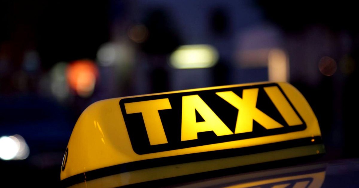 O mare firmă de taximetrie și-a suspendat activitatea. Comenzile au scăzut cu 90% în pandemie. Siglă de taxi luminată