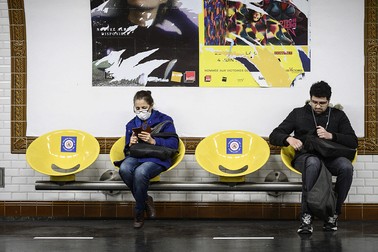 Autorităţile pariziene au lipit autocolante pe scaunele din staţiile de metrou pe care călătorii nu au voie să se aşeze Foto: Hepta